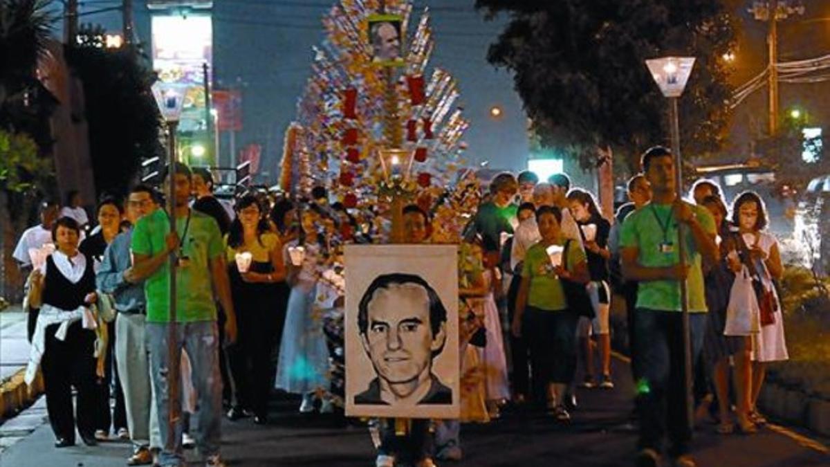 Un grupo de católicos portan un retrato de Ellacuría en una marcha de homenaje a los jesuitas asesinados, el 14 de noviembre en San Salvador.