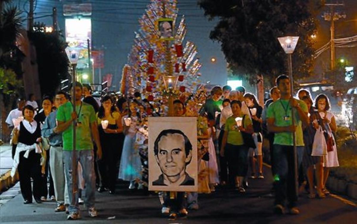 Un grupo de católicos portan un retrato de Ellacuría en una marcha de homenaje a los jesuitas asesinados, el 14 de noviembre en San Salvador.