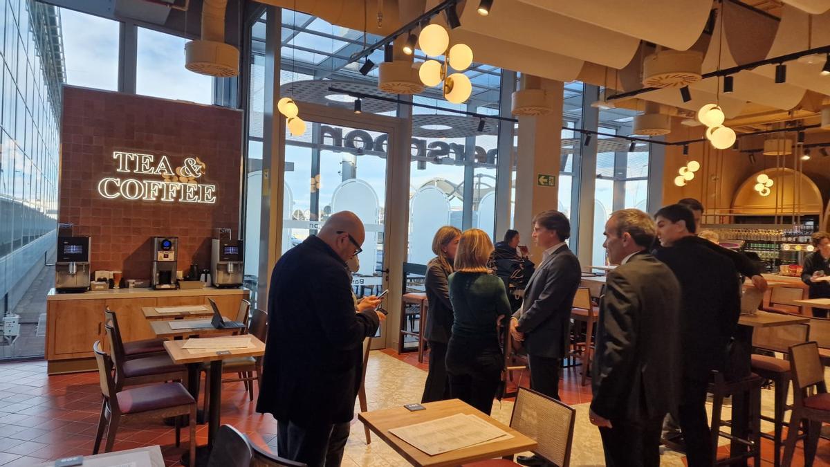 Interior del nuevo Wetherspoon del aeropuerto de Alicante-Elche durante el acto de inauguración, el primer pub de la cadena británica abierto en España.