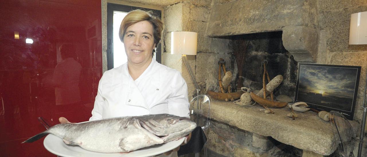 Sali Castro, del restaurante Faro de Punta Cabalo, en A Illa, con un hermoso ejemplar de mero. // Iñaki Abella