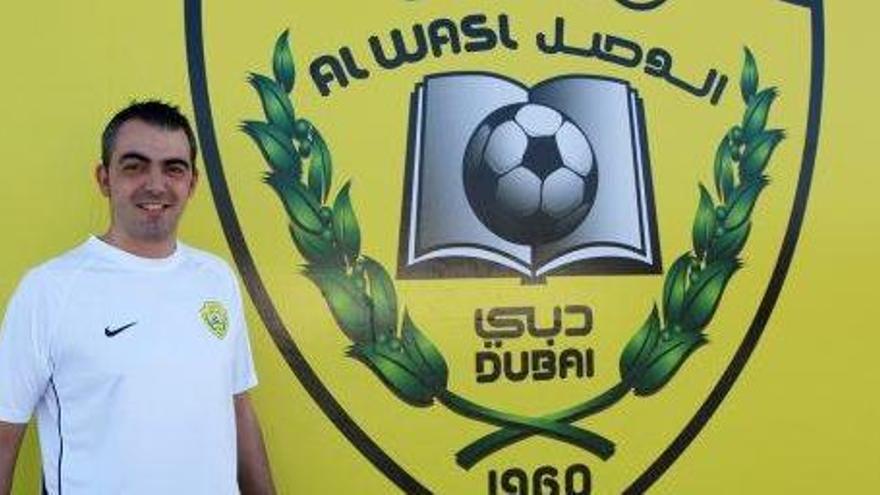 Toni Amor posa junto al escudo del Al Wasl Sport Club.