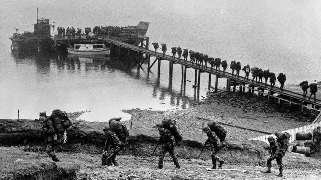 Soldados británicos desembarcan en la bahía de San Carlos (islas Malvinas) en junio de 1982.