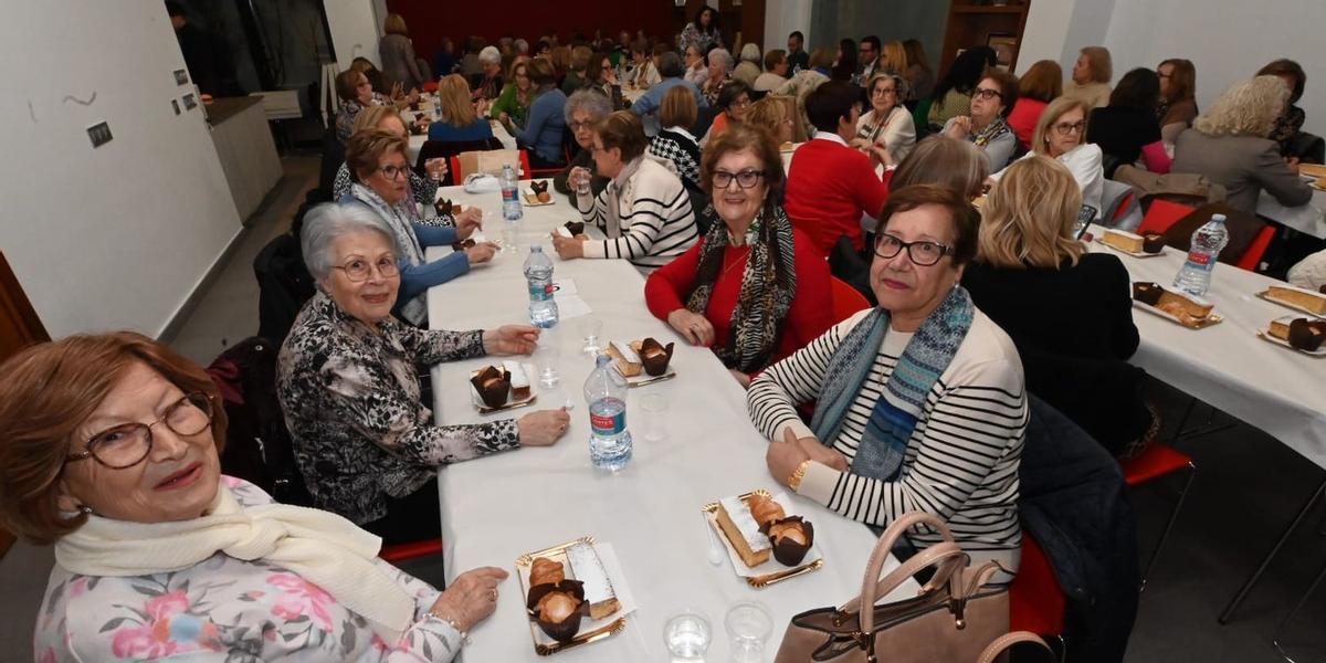 Un centenar de dones han gaudit del dolç berenar que s'ha servit per a la festivitat de les ames de casa de Vila-real.