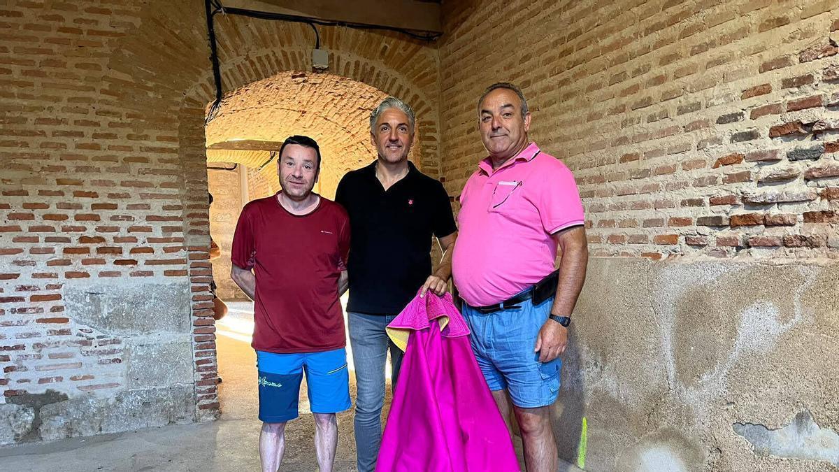 Concejal de Festejos José Luis Rincón, director de lidia Antonio de Luisa y Alcalde de Morares de Toro Luis Segovia (de izquierda a derecha).