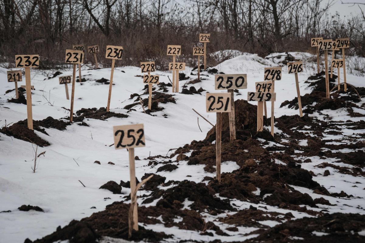 Cementerio en Kramatorsk tras la invasión rusa de Ucrania