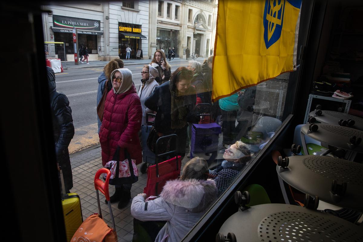 La Asociacion de ucranianos Djerelo que ayudan a los refugiados que están en Barcelona con alimentos, ropa, productos primera necesidad y lo hacen en vía Laietana 33 en el centro