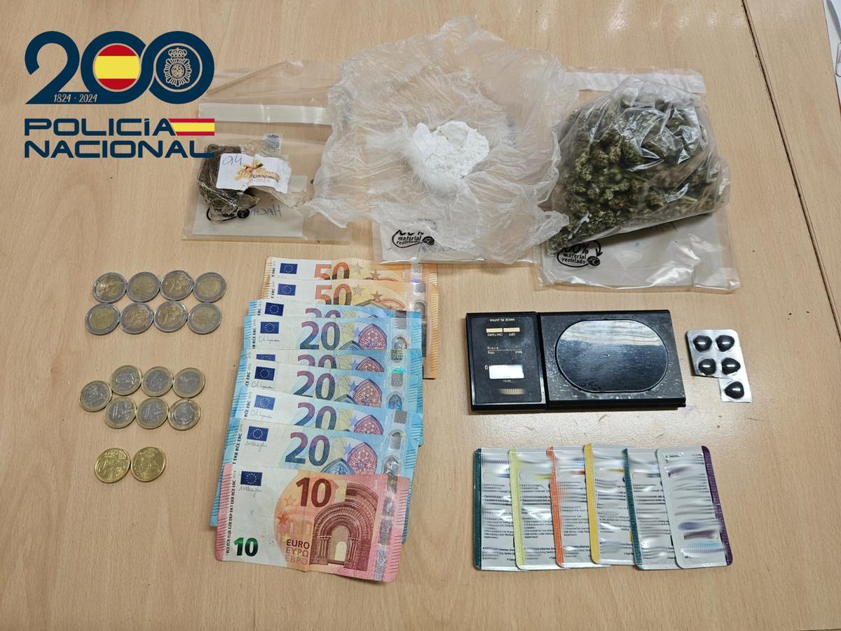Droga, dinero y una báscula de precisión intervenidas a los traficantes.