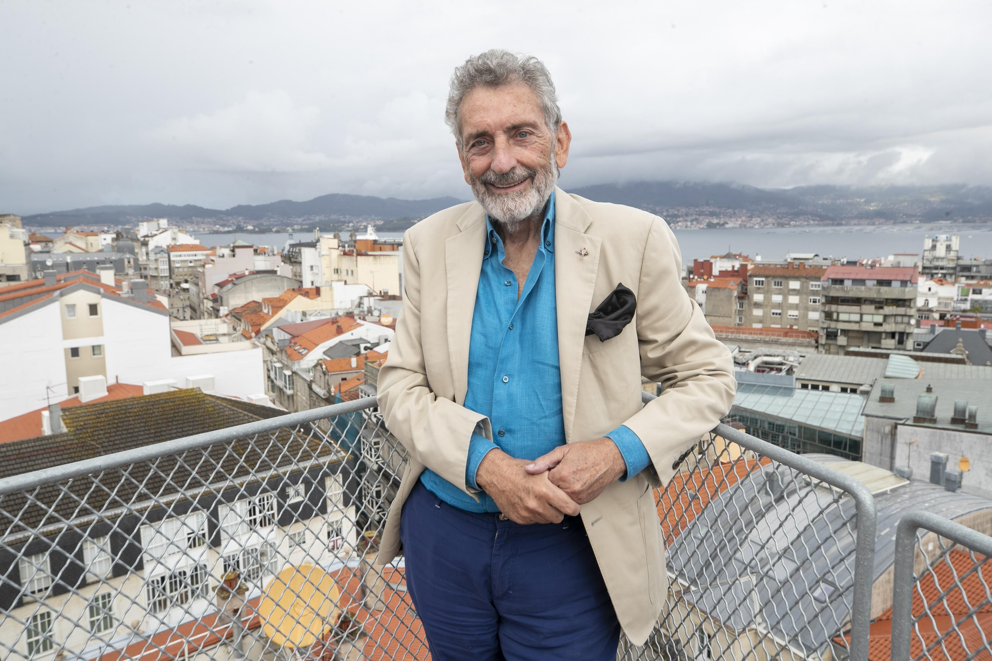 Carlos Mouriño, en la azotea de A Sede con la ciudad al fondo.