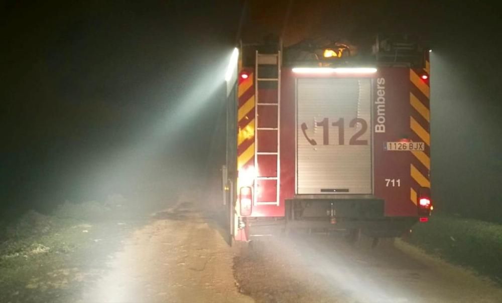Un incendio de más de 10 horas calcina 1.000 metros cuadrados en Bony (Mutxamel)