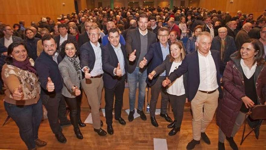 Ana Pastor y Alberto Núñez Feijóo, con otros populares en el abarrotado mitin de A Estrada . // Bernabé / C.