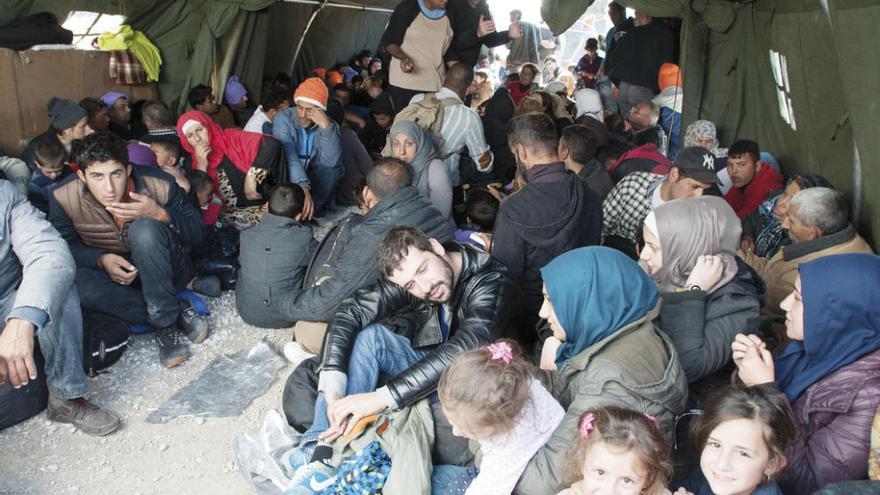 Los refugiados se hacinan en las tiendas de campaña de los campamentos. // Laura Lizancos