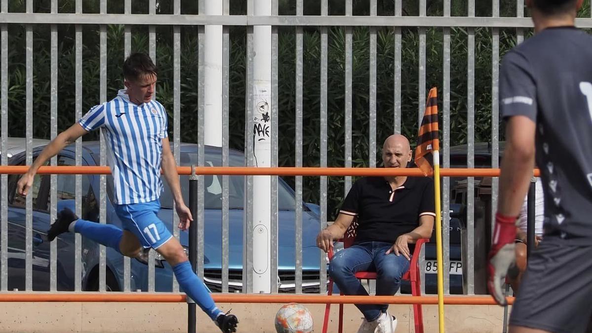 Un jugador del Gandia saca un córner en un partido de esta temporada