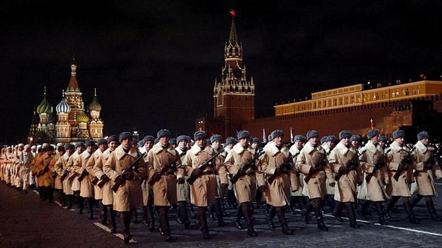 Varios soldados rusos con uniformes de época desfilan en la Plaza Roja de Moscú, Rusia para conmemorar la histórica fecha de 1941 cuando el ejercito soviético desfilaba por esta Plaza antes de ser enviados al frente de la II Guerra Mundial.