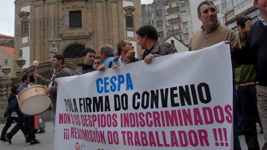 La cabecera de la manifestación pasa ante la Peregrina.