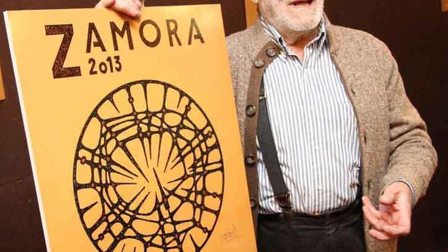 Alonso Coomonte, con su cartel, en 2013.