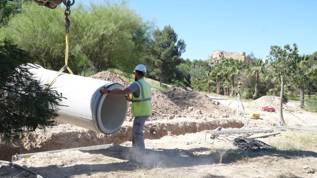 Los trabajos de renovación del alcantarillado de La Tafalera se están acometiendo actualmente en el PERI del Vinalopó.