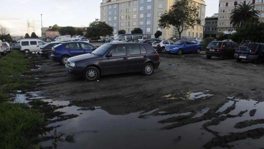 Vehículos estacionados en terrenos de Defensa en A Maestranza. / carlos pardellas