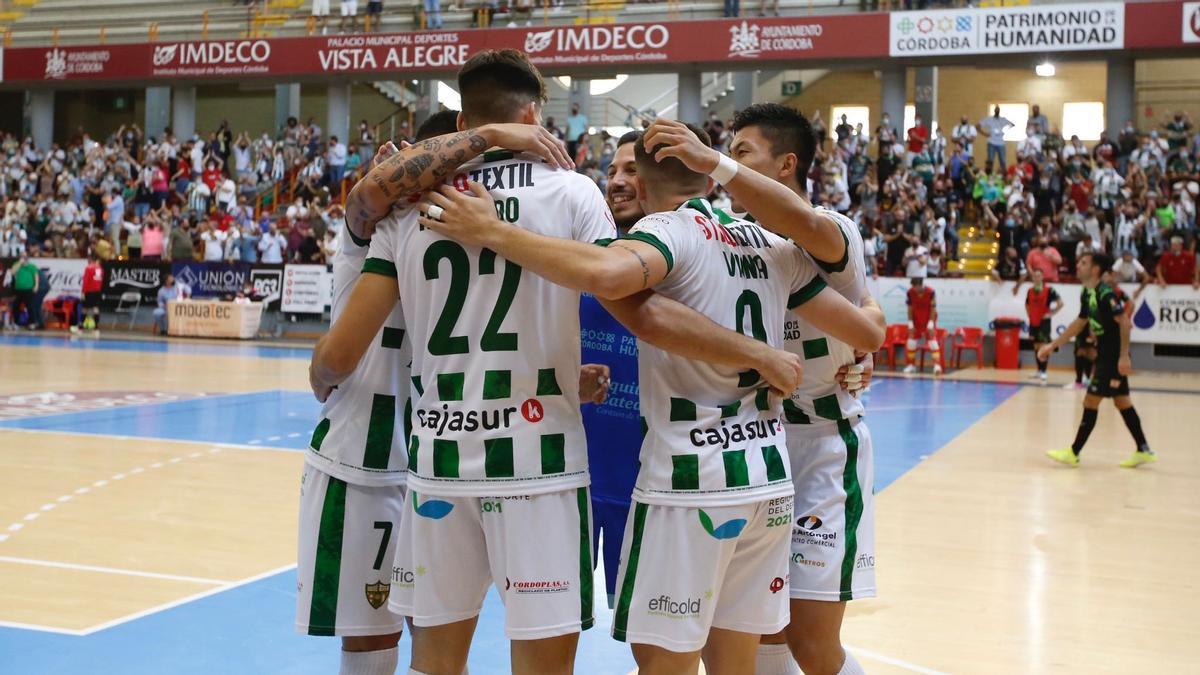 Jugadores del Córdoba Futsal se abrazan tras el último partido liguero disputado en casa.