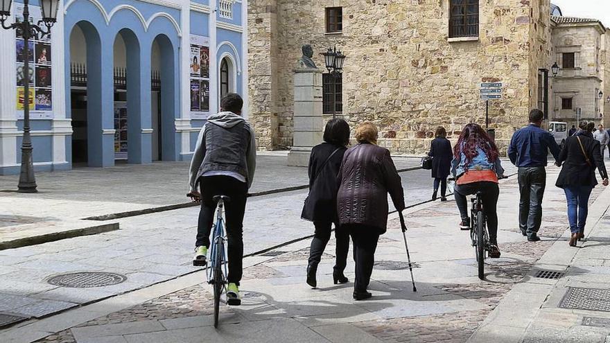 Dos ciclistas transitan por la calle Ramos Carrión, donde otro recibió una multa de 200 euros.