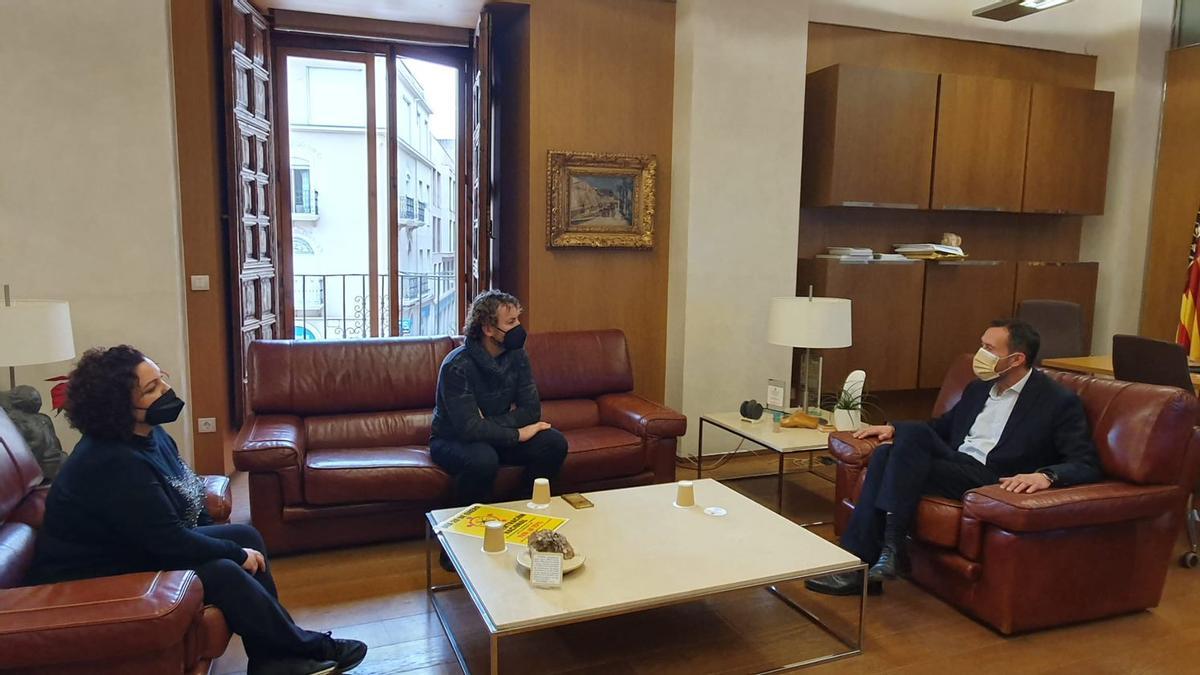 El alcalde, con los representantes de los peluqueros, esta mañana en el Ayuntamiento de Elche