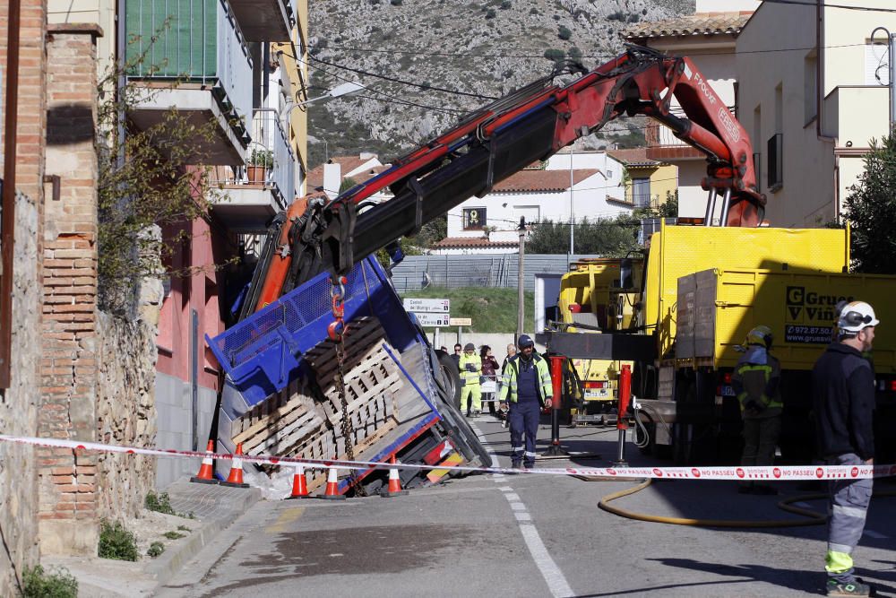 Cedeix el paviment d'un carrer de Torroella amb el pas d'un camió