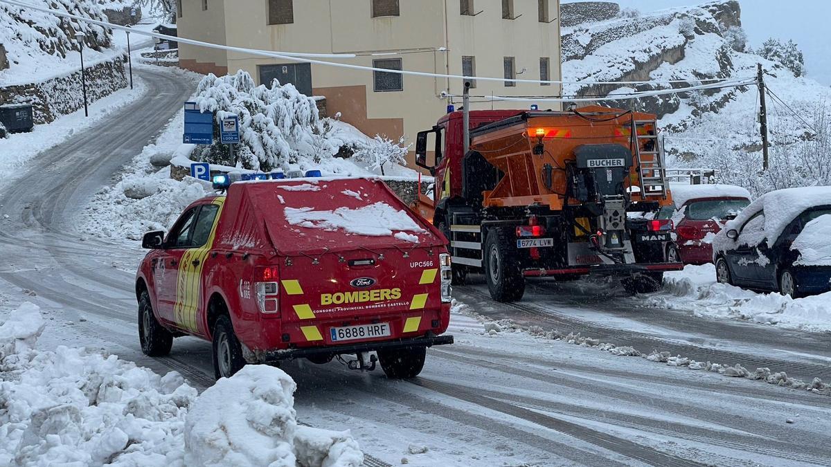 Las máquinas quitanieves han trabajado durante tofo el día en el interior norte de Castellón