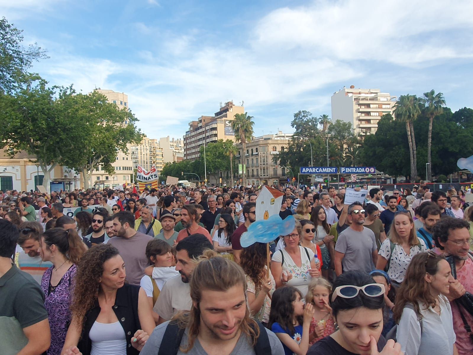 Las imagenes de la manifestación por el derecho a la vivienda y contra la masificación turística