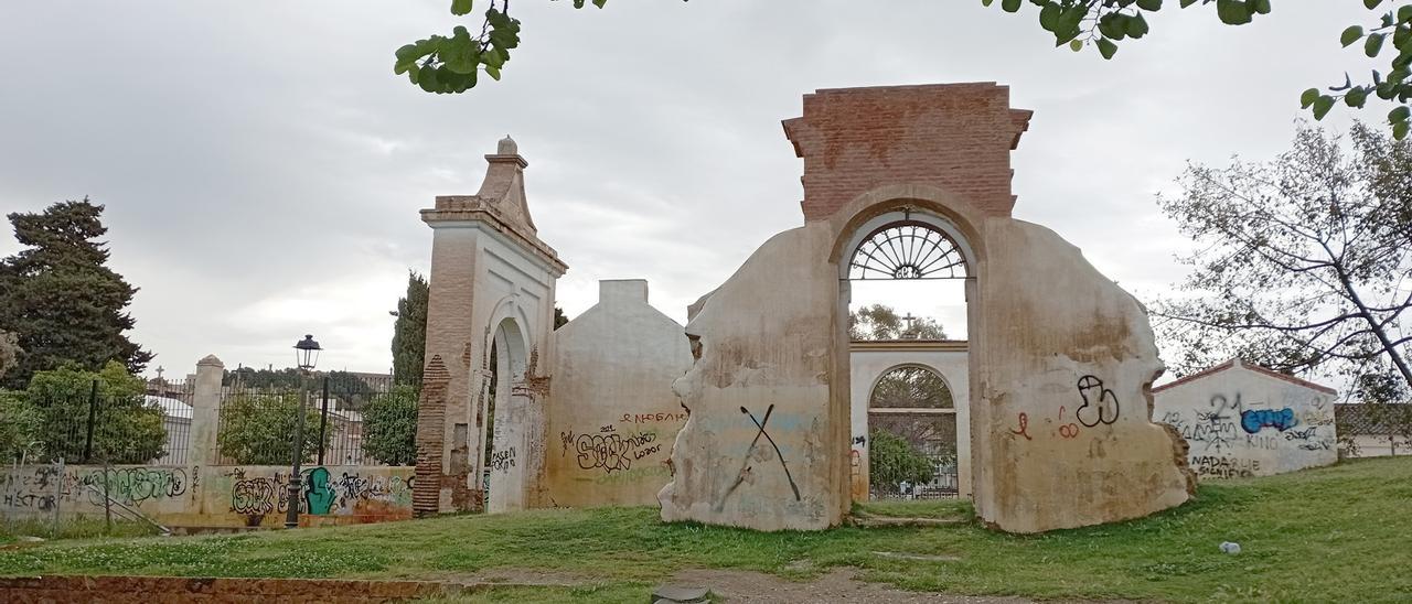 Aspecto general de las antiguas entradas al cementerio y el muro actual, al fondo, ayer.