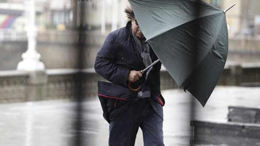 Asturias continúa en alerta por viento y olas en una jornada con fuertes lluvias