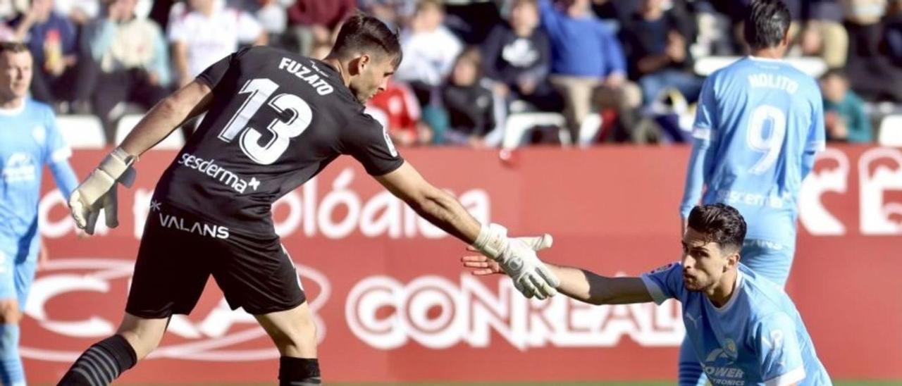 Daniel Fuzato ofrece su mano a Juan Ibiza para levantarle del suelo durante el gris partido que firmaron los jugadores de la UD Ibiza en Albacete. | LALIGA