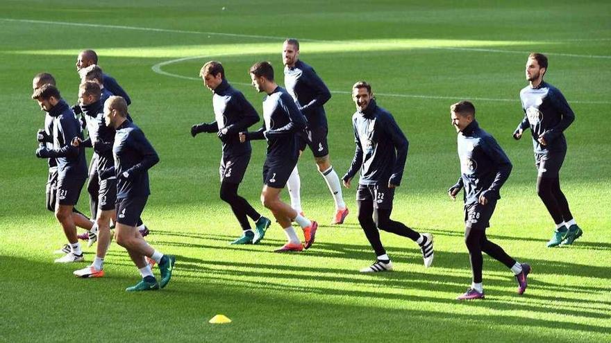 Los jugadores del Deportivo, durante el entrenamiento de ayer. // Víctor Echave