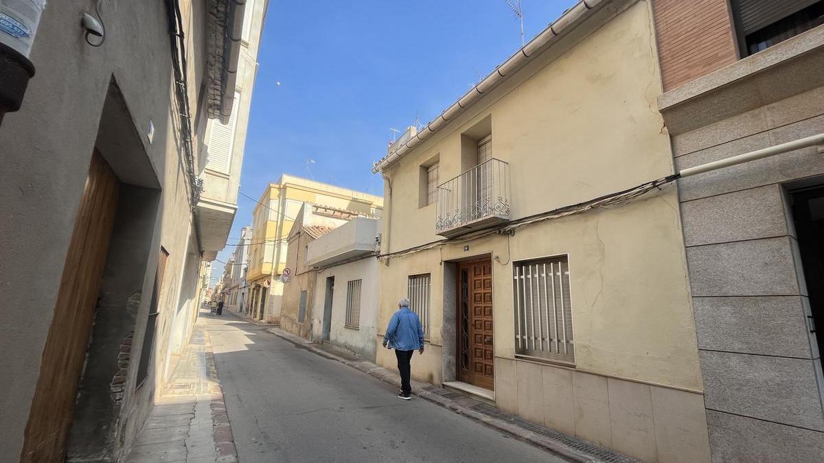El número 9 de la calle San Miguel, en pleno centro de Nules, ha sido objeto de un intento frustrado de okupación.