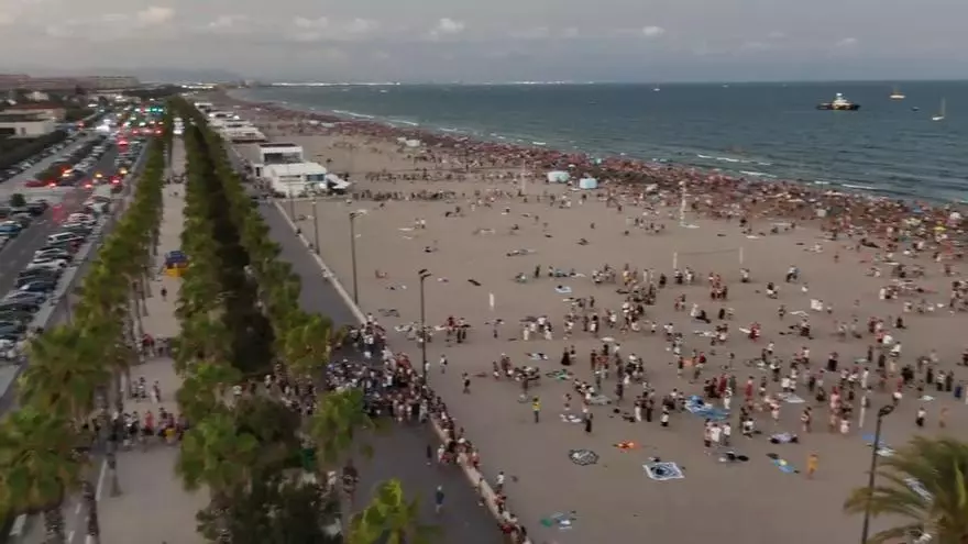 La playa de la Malva-rosa durante el eclipse desde el aire