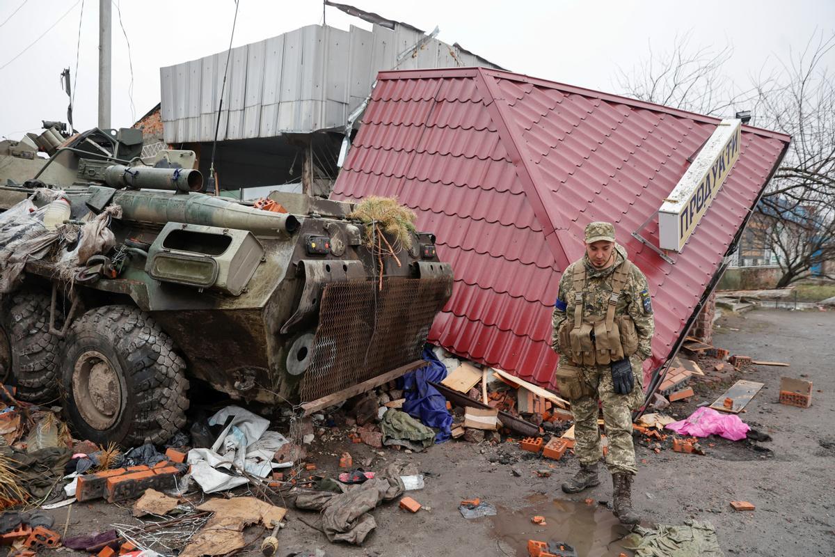 Un soldado ucraniano camina junto a un BTR-82 ruso dañado en el pueblo de Nova Basan 