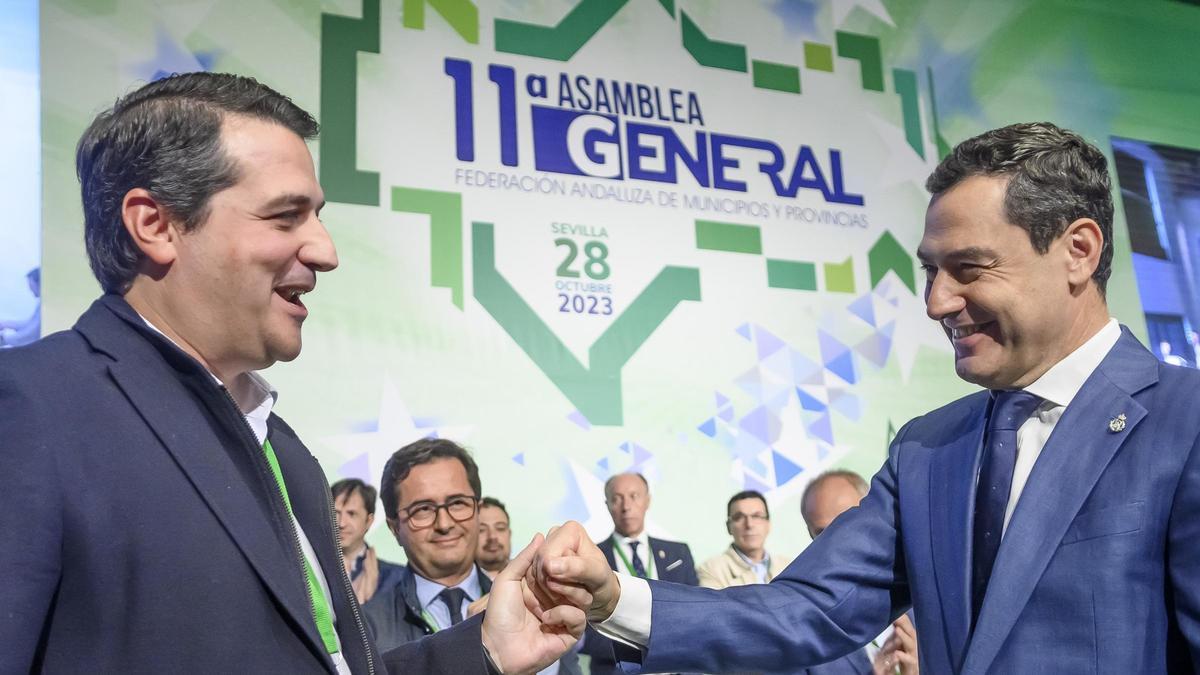 Juanma Moreno (d) saluda a José María Bellido tras su elección como nuevo presidente de la FAMP, este sábado.