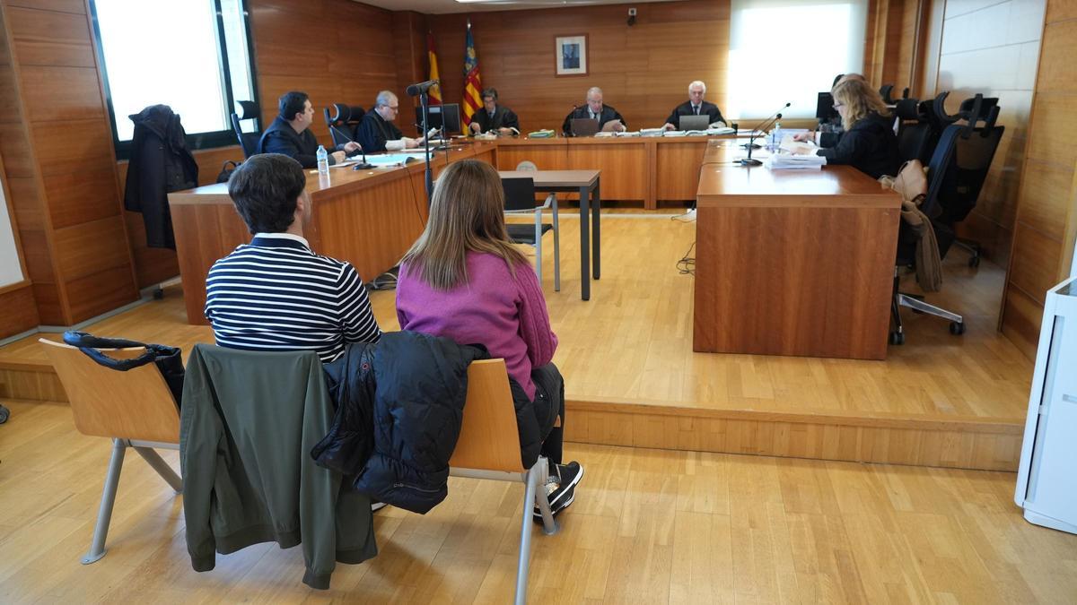 La acusada y su marido, sentados ayer en el banquillo de los acusados de la Audiencia Provincial.