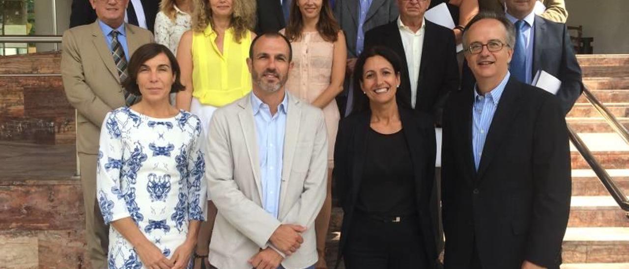 El vicepresidente Barceló (abajo, segundo por la izquierda) posa con los hoteleros, tras una reunión de septiembre.