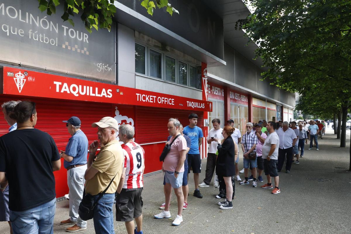 Largas colas en El Molinón para renovar el abono del Sporting de Gijón Largas colas en El Molinón para renovar el abono del Sporting de Gijón
