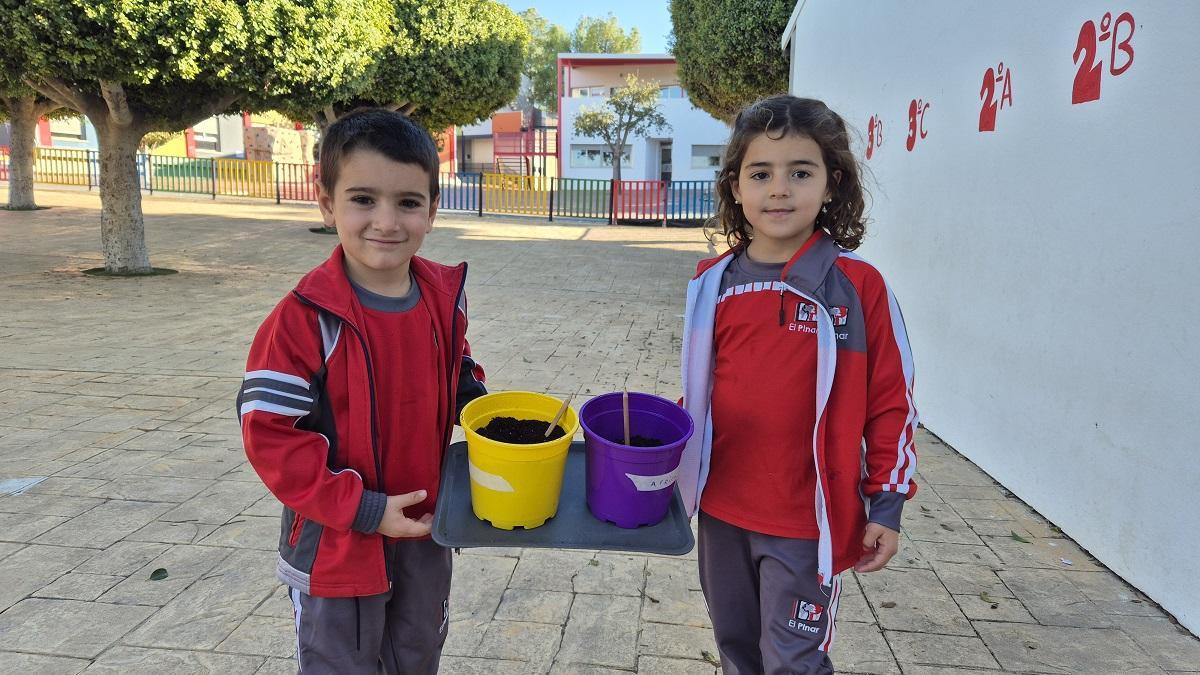 Dos alumnos del Colegio El Pinar de Málaga durante esta actividad para aprender a cuidar el planeta.