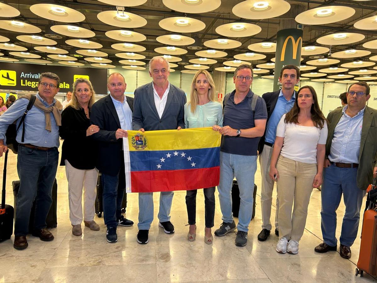 Los parlamentarios del PP expulsados de Venezuela llegan a Barajas: Se está preparando un gran pucherazo