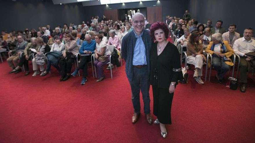 En primer término, Adolfo Domingo López, responsable de dramaturgia de Ópera de Oviedo, y la musicóloga María Sanhuesa, ayer, en el Club Prensa Asturiana.