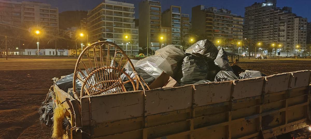Camión cargado con la basura recogida durante los trabajos de limpieza.