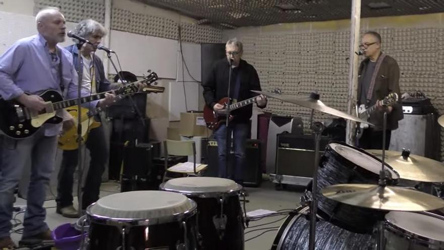 De dcha a izq: Julián Hernández (guitarra), Miguel Costas (voz y guitarra), Javier Soto (guitarra) y Óscar Avendaño (bajo).