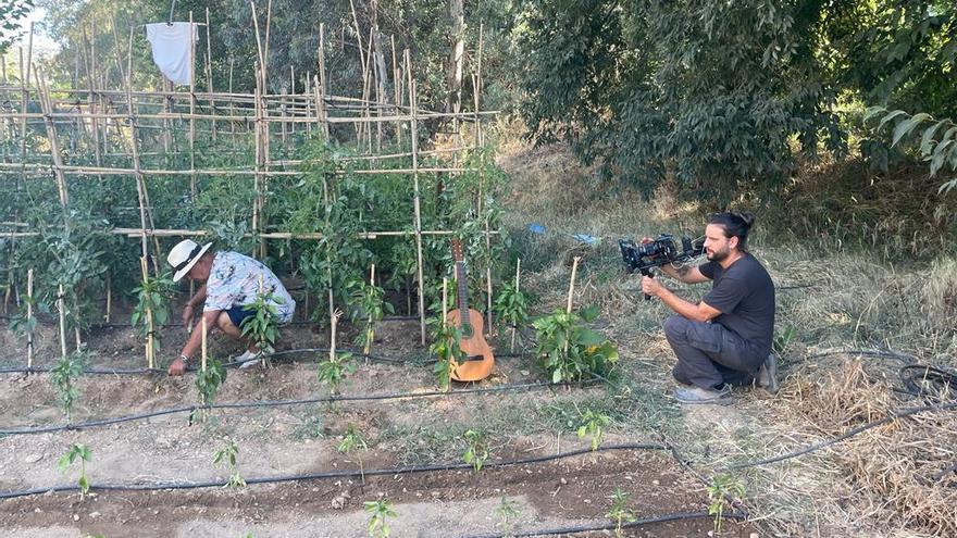 Un momento de la grabación del documental en el huerto de la casa de El Pele en Villarrubia