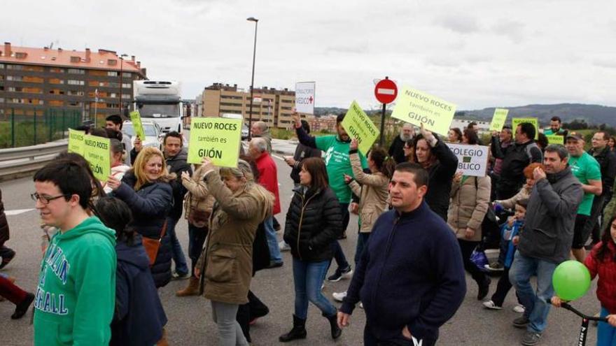 Vecinos de Nuevo Roces, en una de sus protestas en la calle para exigir mejoras en el barrio.