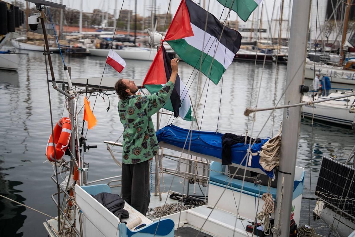 Una nueva flotilla con más de setenta embarcaciones y un millar de participantes se prepara para poner rumbo a Gaza, y el puerto de Barcelona se llena de actividades para apoyar la iniciativa. Foto de Zowy Voeten