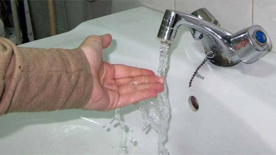 El PSOE e IU impulsan la reducción del canon del agua en un 25 o 30% en Extremadura