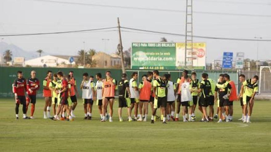 La plantilla del Elche realizó por la mañana las pruebas médicas y luego, por la tarde, entrenó rodeado de muchos aficionados.