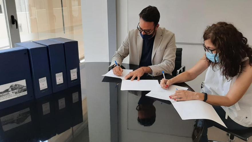 El concejal de Urbanismo, Adrián Santos (Cs), firma el acuerdo con Trini Amorós (PSOE), esta mañana