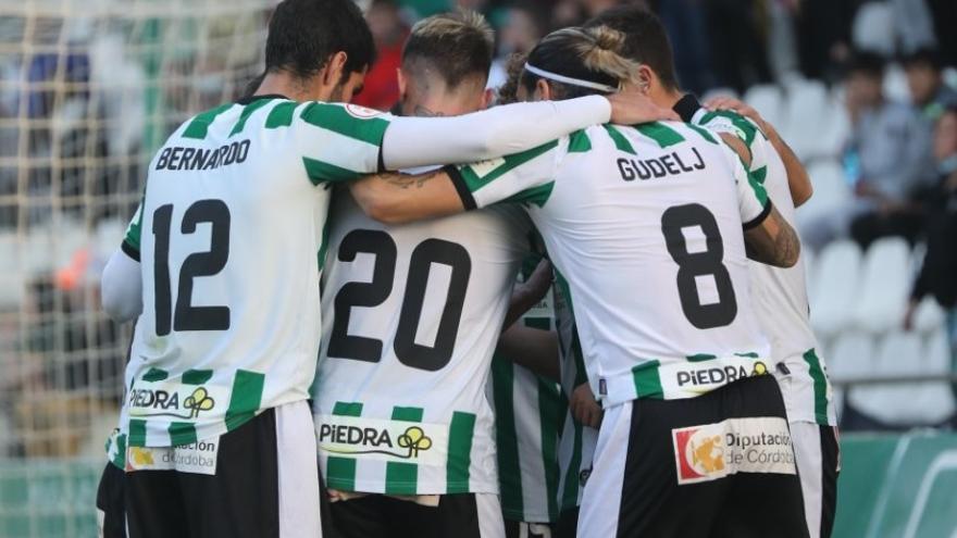 Jugadores del Córdoba CF hacen piña tras un gol al Coria en El Arcángel.